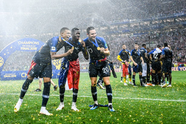 暂停对伊萨 暂停对伊萨